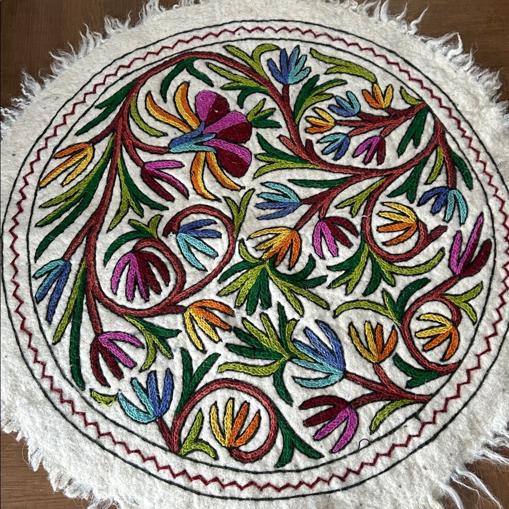 Embroidered wool Round Rug - Picture 2 of 6